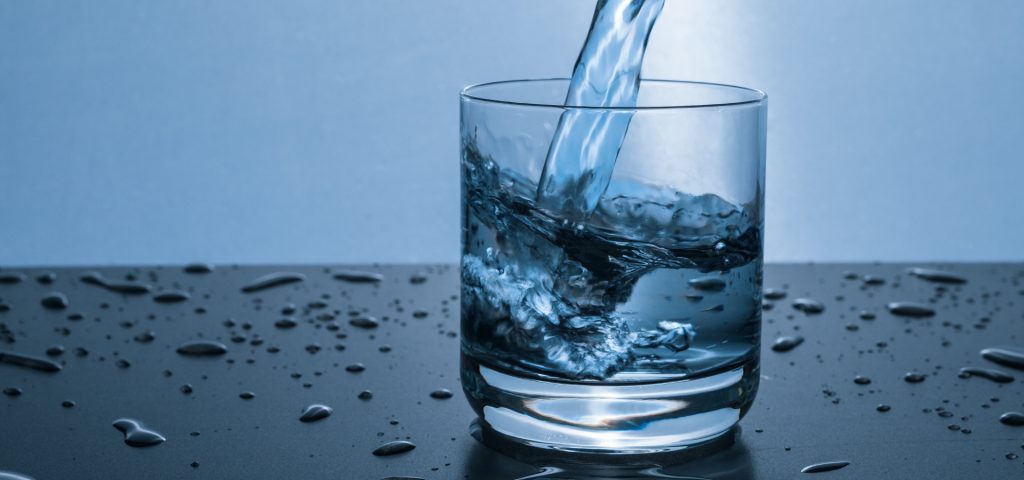 Seguro que has escuchado más de una vez que debes beber al menos ocho vasos de agua al día para mantener tu cuerpo hidratado y saludable. Pero, ¿es realmente necesario seguir esta regla al pie de la letra?